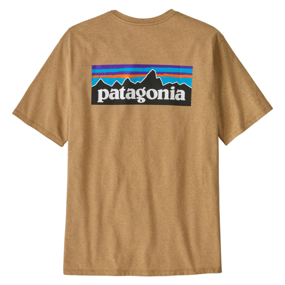Patagonia M\'s P-6 Logo Responsibili-Tee TNGO in de groep Kleding & Schoenen / Kleding / T-shirts bij Sportfiskeprylar.se (38504-TNGO-Lr)