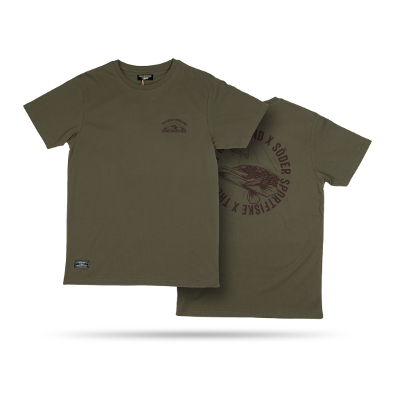 SQRTN x Söder Sportfiske Lurking Tee, Olive Night in de groep Kleding & Schoenen / Kleding / T-shirts bij Sportfiskeprylar.se (SQSS-002-Sr)