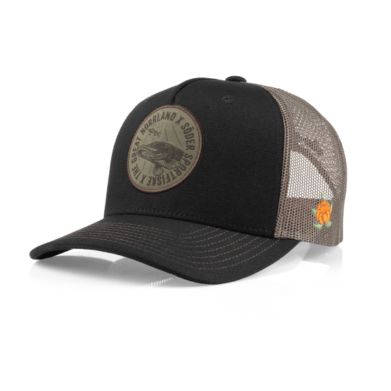 SQRTN x Söder Sportfiske Lurking Pike Trucker, Black in de groep Kleding & Schoenen / Petten, mutsen en overig / Petten / Truckerpetten bij Sportfiskeprylar.se (SQSS-004-OSFA)