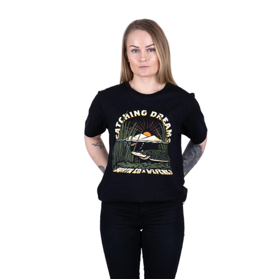 SQRTN X Wolfcreek Lures Dreams Tee, Black in de groep Kleding & Schoenen / Kleding / T-shirts bij Sportfiskeprylar.se (SQWC-004-Sr)