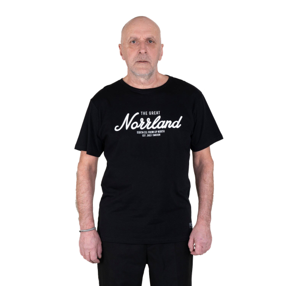 SQRTN Great Norrland T-Shirt Black in de groep Kleding & Schoenen / Kleding / T-shirts bij Sportfiskeprylar.se (TEE-001-Mr)