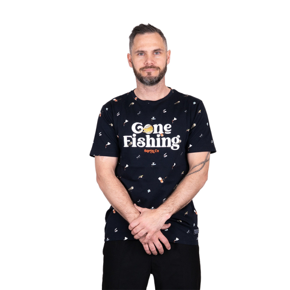 SQRTN Gone Fishing T-shirt Dryfly Black in de groep Kleding & Schoenen / Kleding / T-shirts bij Sportfiskeprylar.se (TEE-533-Sr)